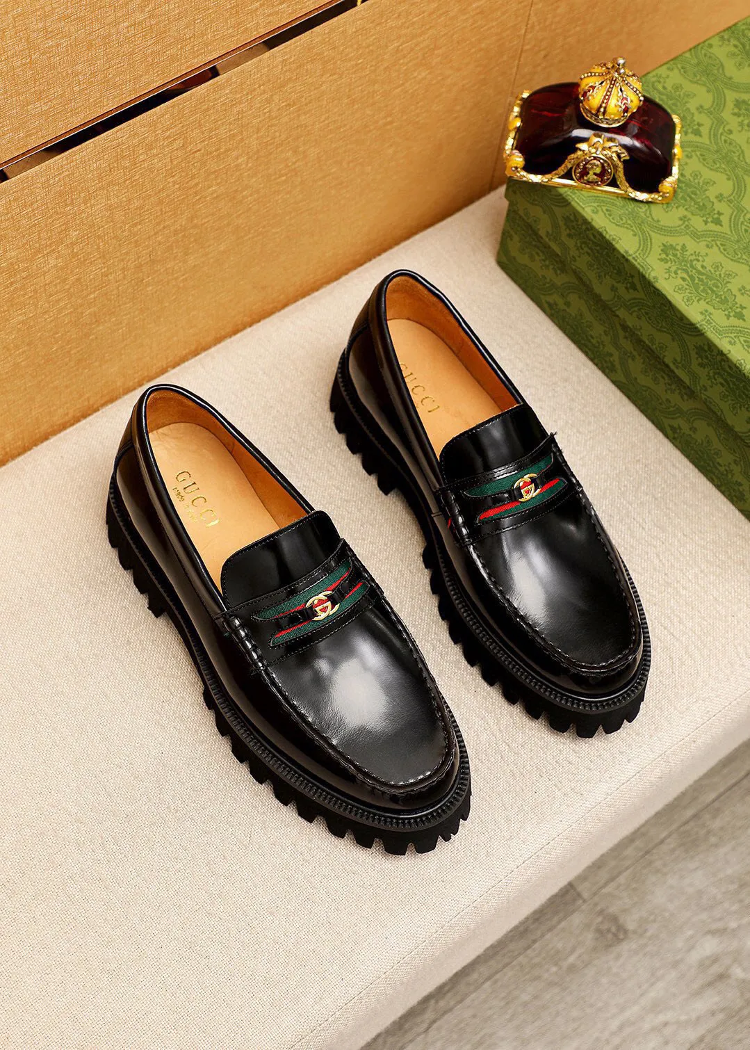Men's shoes 💰580 💐 Product trademark: GUCCI "Gucci" casual leather shoes Regular size: 38-44 (45.46🉑️customized) Product materials: Selected imported first-layer open-edge beaded cowhide leather upper + luxury hardware buckle, imported water-dyed cowhide leather lining. Strong three-dimensional visual effect, original foam outsole Color: 2⃣️colors available